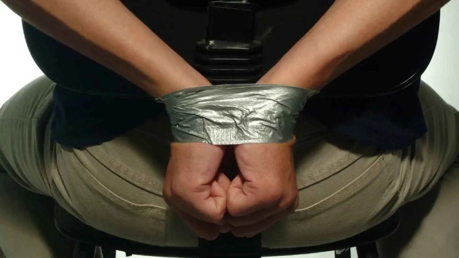 في واقعة هزت لبنان.. شقيقان يعذبان والدهما بطريقة مروّعة