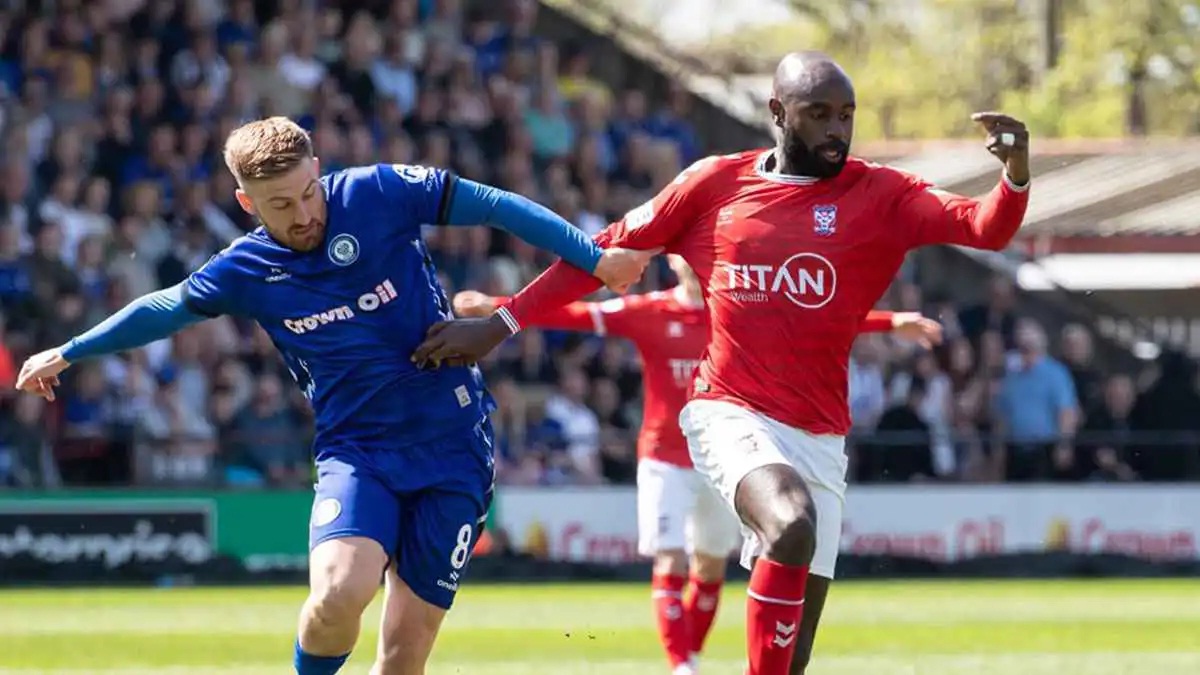 نجم فريق يورك سيتي يعتدي على مشجع خلال اقتحام الجماهير للملعب (فيديو)