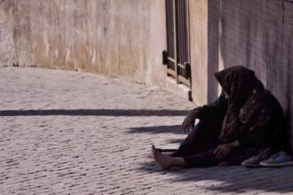 بأسطوانة غاز.. شاب يُنهي حياة والدته في مصر