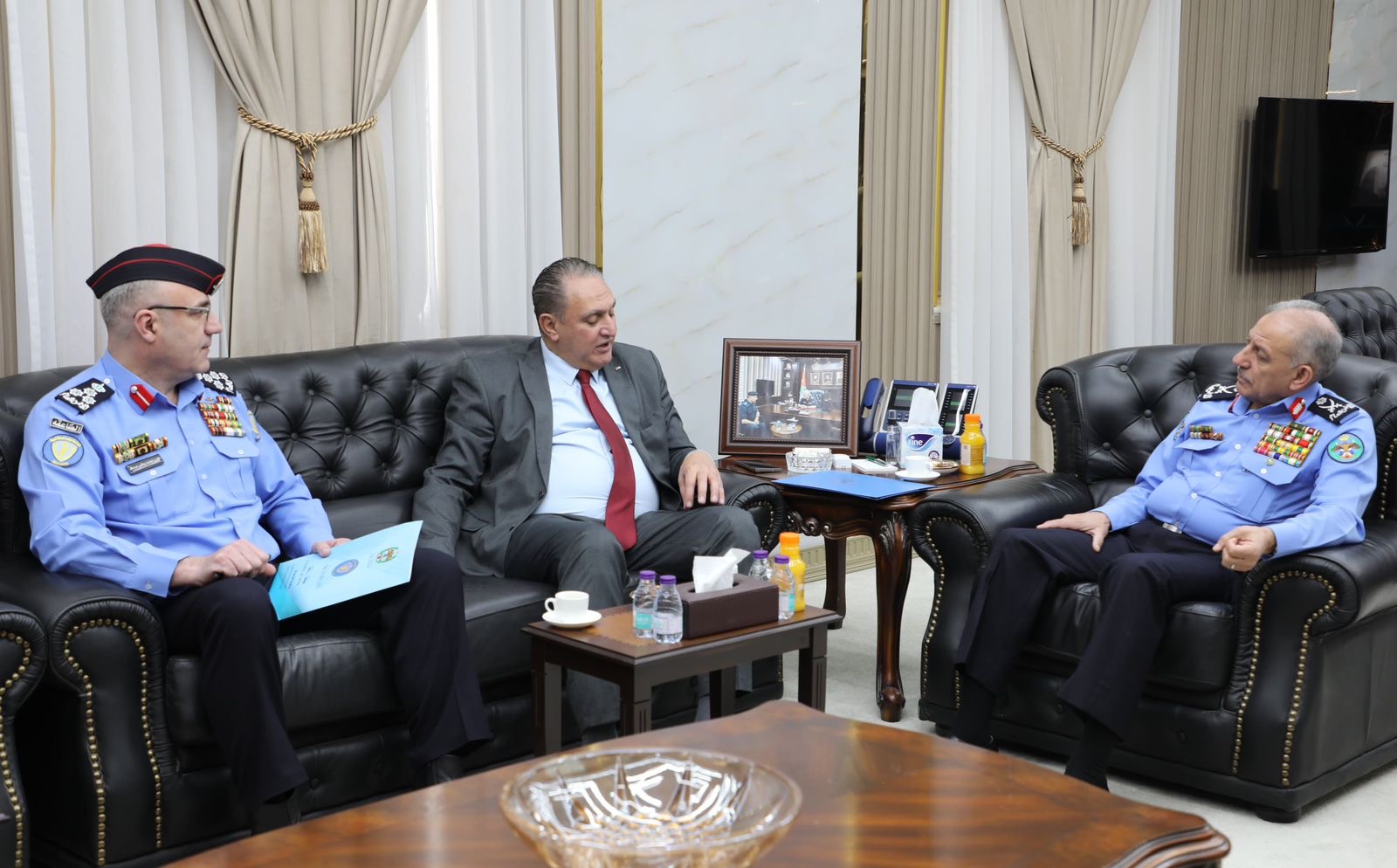 صورة حول : وزير البيئة ومدير الأمن العام يبحثان تعزيز التعاون في المجال البيئي وزير البيئة ومدير الأمن العام يبحثان تعزيز التعاون في المجال البيئي