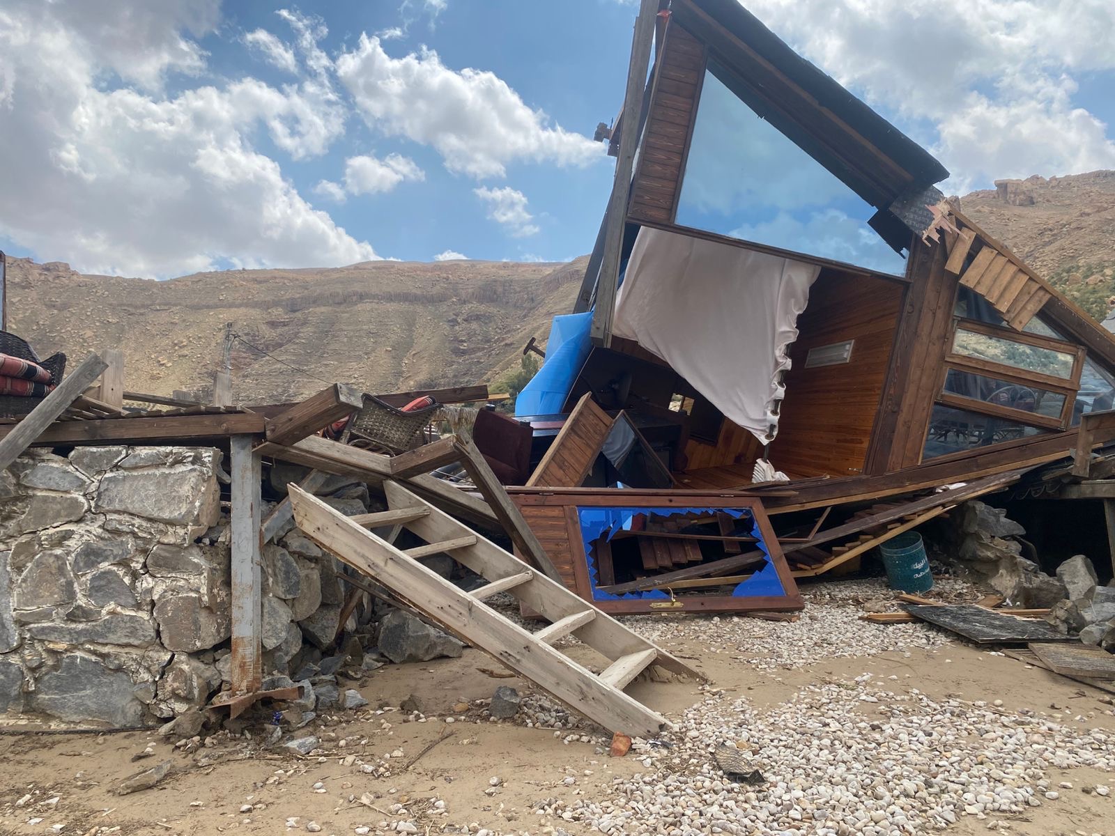 فيديو وصور.. عامود ضغط عاليا يدمر منشآت سياحية بمنطقة البربيطة في محافظة الطفيلة