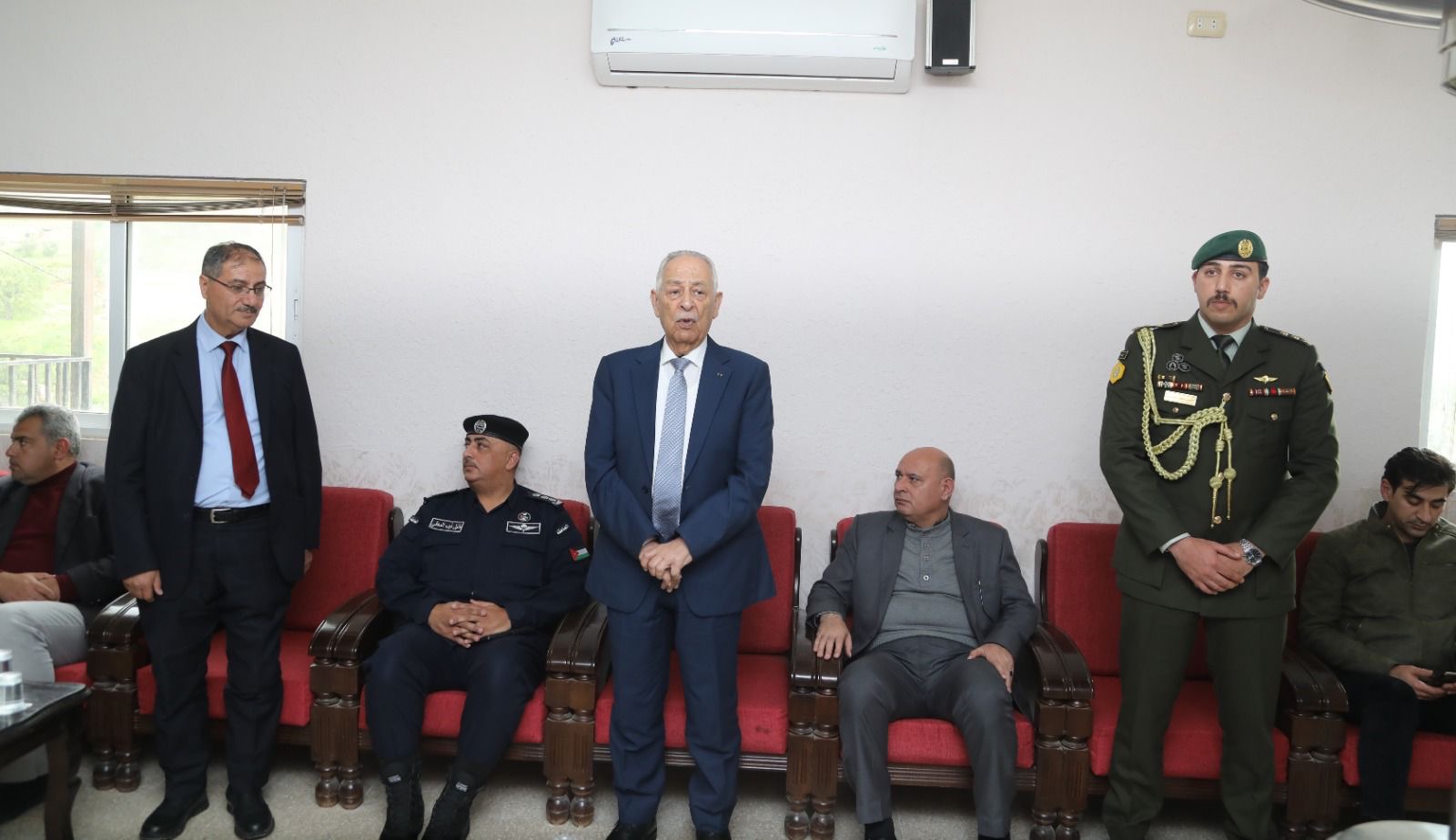 مندوبا عن الملك وولي العهد... العيسوي يعزي عشيرة الخوالدة