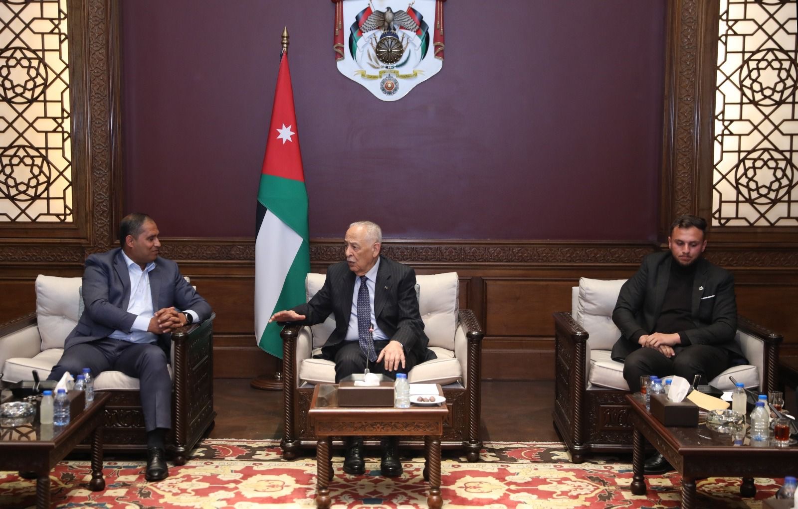 رئيس الديوان الملكي الهاشمي يلتقي وفدا من "أكاديمية شباب الكرك"