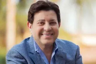 زوجة هاني شاكر تحسم جدل وفاته