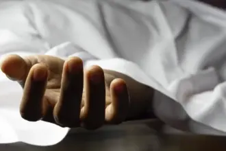 اليمن.. وفاة شابين وتسمم ثالث إثر استنشاق وقود الطائرات