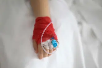 حلقت شعره وحاجبيه.. السجن لأم زيّفت إصابة ابنها بالسرطان