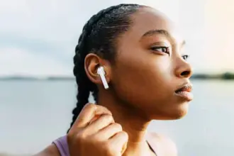 استخدام سماعات الأذن طوال اليوم.. راحة أم خطر صامت؟
