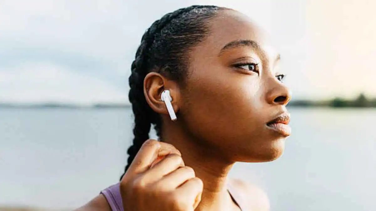 استخدام سماعات الأذن طوال اليوم.. راحة أم خطر صامت؟