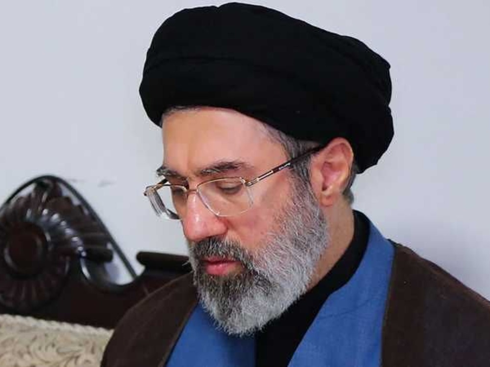 مجتبى خامنئي يقول إن الولايات المتحدة تكبدت "هزيمة مخزية"