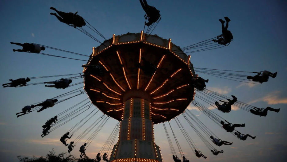 مأساة في مدينة ملاهي: احتجاز عاملة داخل لعبة يؤدي إلى وفاتها