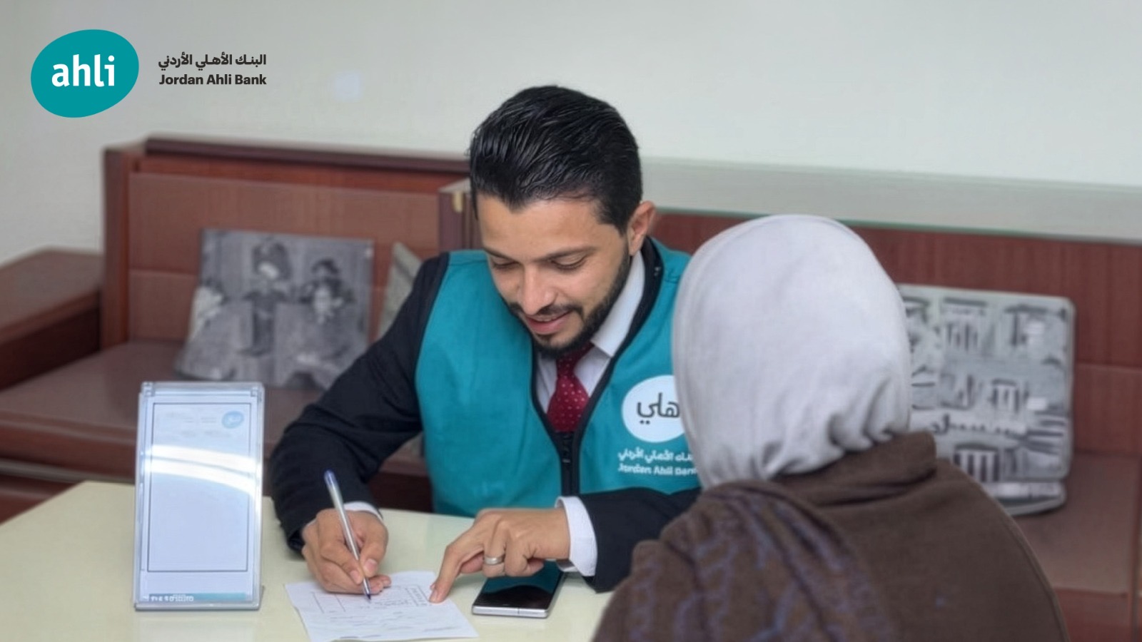 البنك الأهلي الأردني يرعى يومًا طبيًا مجانيًا بالتعاون مع جمعية الإغاثة الطبية العربية