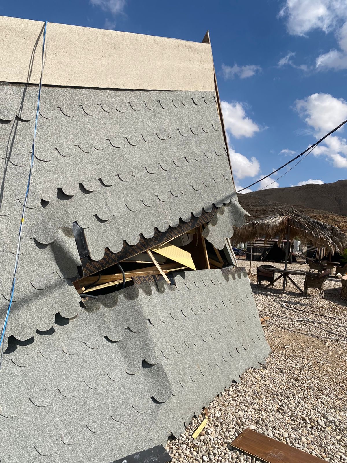 فيديو وصور.. عامود ضغط عاليا يدمر منشآت سياحية بمنطقة البربيطة في محافظة الطفيلة