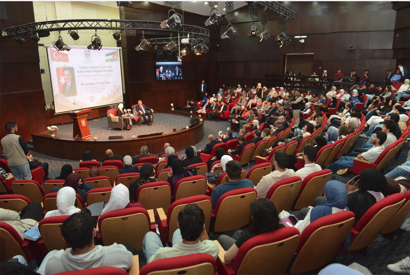 طلبة جامعة البترا يحاورون نائب الرئيس التركي الأسبق أوقطاي حول التعاون الأردني التركي