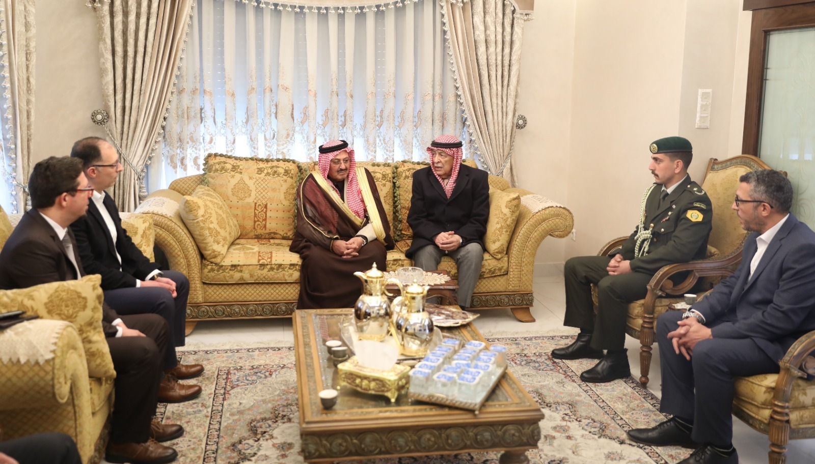 مندوبًا عن الملك وولي العهد... العيسوي يعزي الجيتاوي والنسور والعطيات والحداد