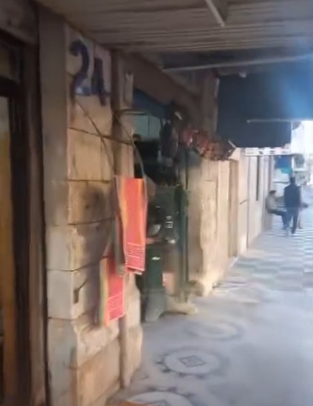 مياه عادمة تفيض في شوارع وسط المفرق وتسبب روائح كريهة (صورة)