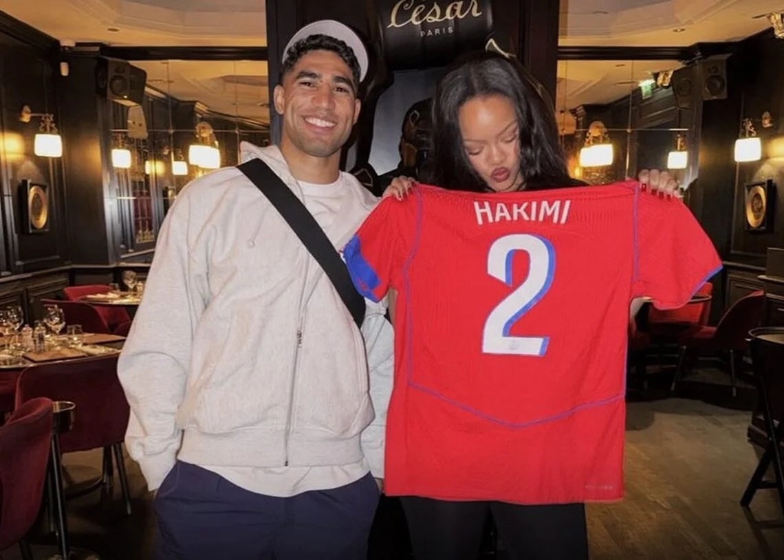 أشرف حكيمي يُهدي ريهانا قميصه الجديد