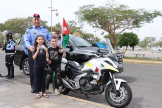 الأمن العام يباشر بلصق وتوزيع العلم الأردني على مركبات المواطنين احتفاءً بيوم العلم