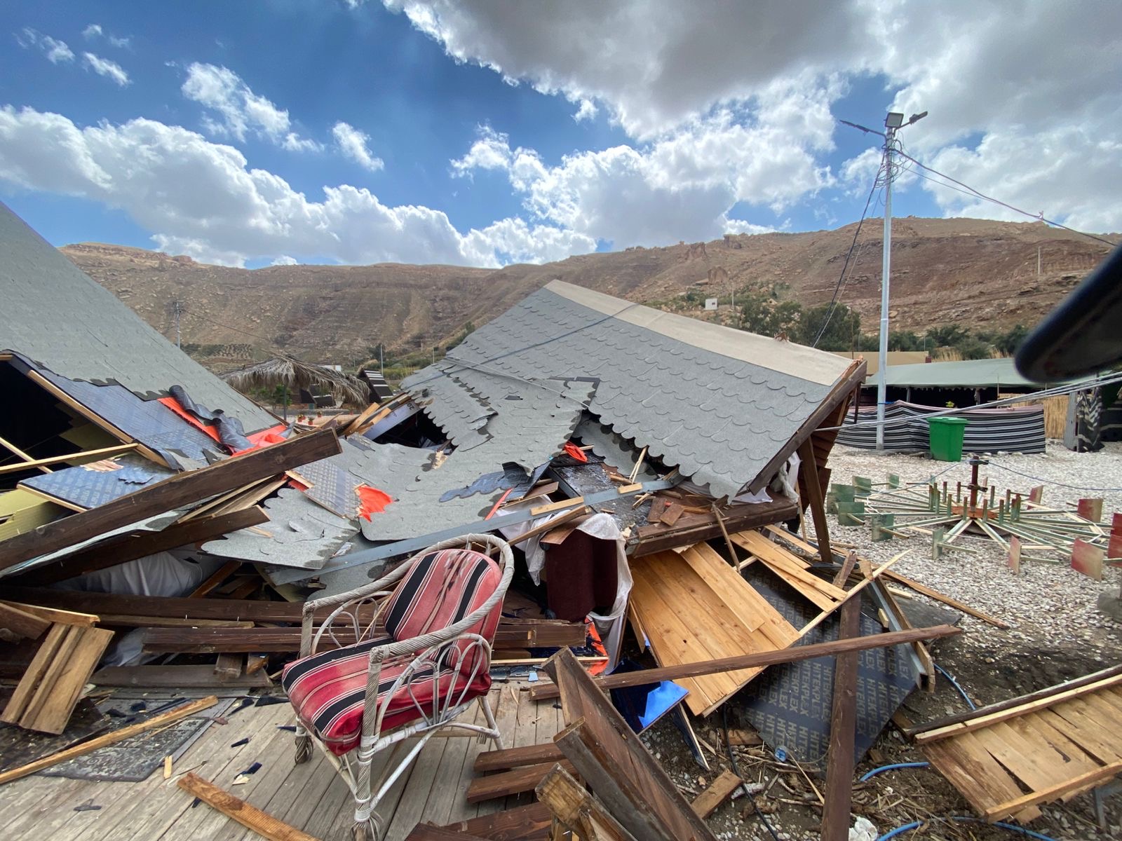 فيديو وصور.. عامود ضغط عاليا يدمر منشآت سياحية بمنطقة البربيطة في محافظة الطفيلة