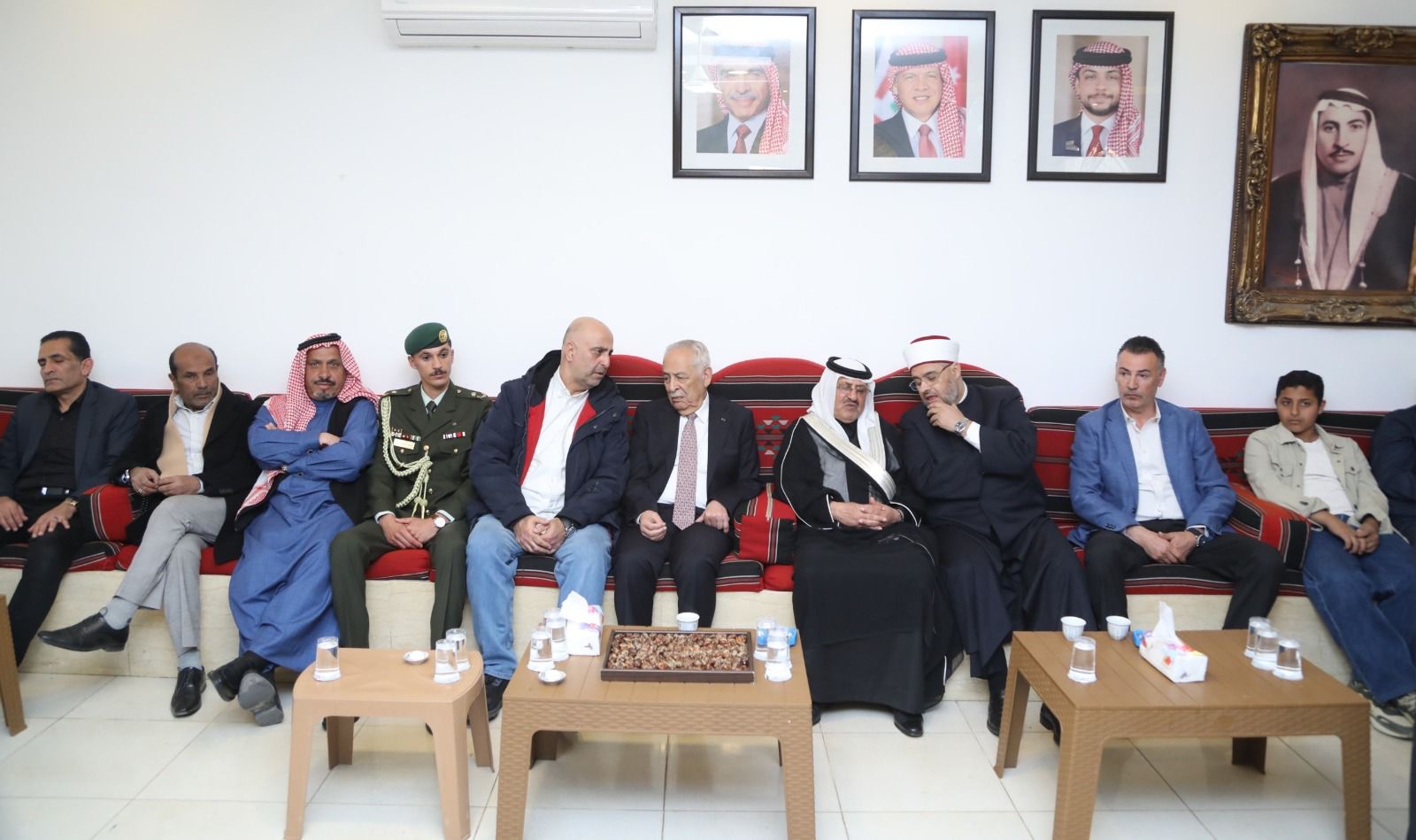 العيسوي ينقل تعازي الملك وولي العهد إلى عشائر الخلايلة والسواعير وزنون والطيب والحنيطي