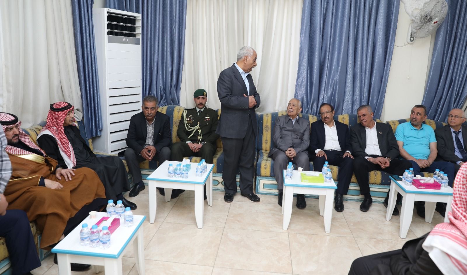 مندوبا عن الملك وولي العهد ..رئيس الديوان الملكي يعزي إل إرشيد وعشيرتي الحديد والمجالي