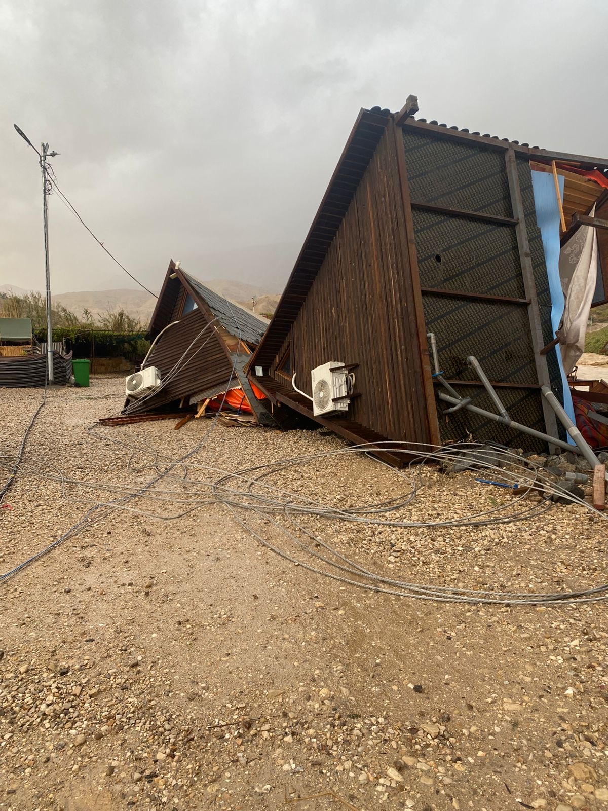 فيديو وصور.. عامود ضغط عاليا يدمر منشآت سياحية بمنطقة البربيطة في محافظة الطفيلة