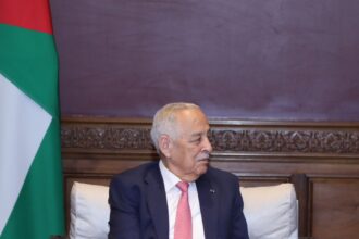 العيسوي ينقل تمنيات الملك وولي العهد بالشفاء للوزير أبو جنيب الفايز