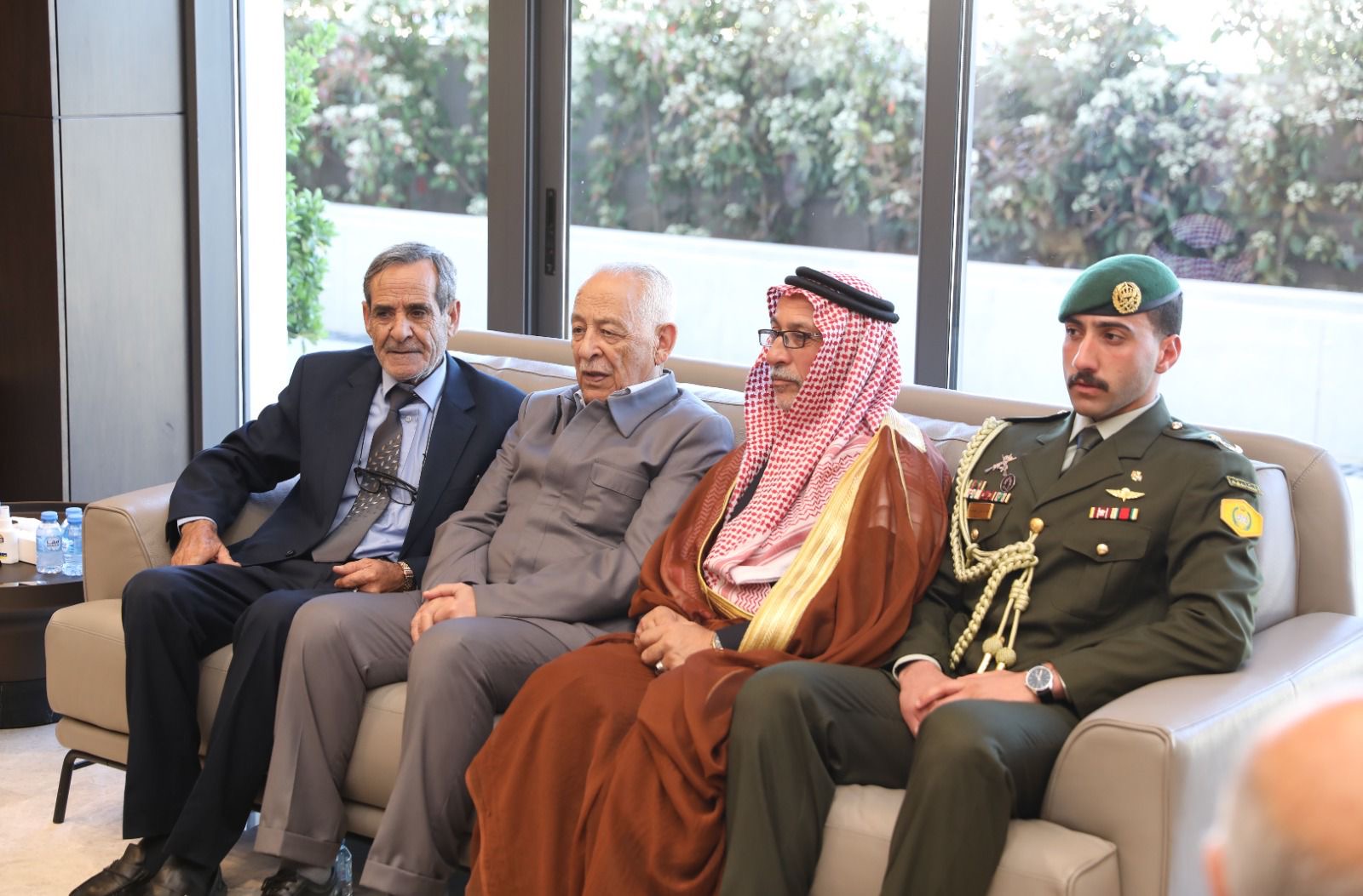 مندوبا عن الملك وولي العهد ..رئيس الديوان الملكي يعزي إل إرشيد وعشيرتي الحديد والمجالي