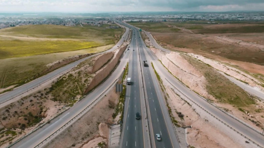 الأشغال تبدأ صيانة طريق الموقر الأزرق السبت