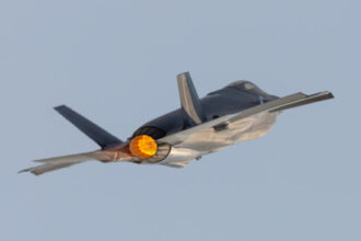 إنقاذ أميركي لطيار بعد إسقاط مقاتلة بإيران