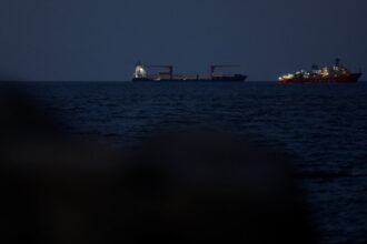 هيئة بريطانية ترصد مقذوفات قرب سفينة بالإمارات