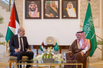 الصفدي ونظيره السعودي: وقف التصعيد بالمنطقة