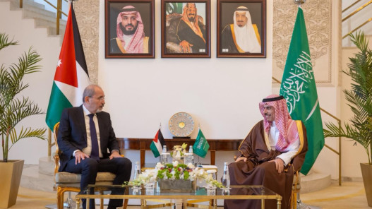 صورة حول : الصفدي ونظيره السعودي: وقف التصعيد بالمنطقة الصفدي ونظيره السعودي: وقف التصعيد بالمنطقة