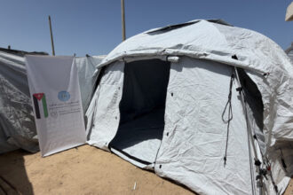 الحملة الأردنية توزع خيام القبة بخان يونس