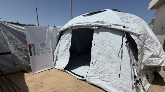 صورة حول : الحملة الأردنية توزع خيام القبة بخان يونس الحملة الأردنية توزع خيام القبة بخان يونس