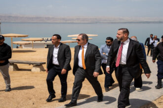 أبو غزالة يتفقد مشاريع البحر الميت التنموية