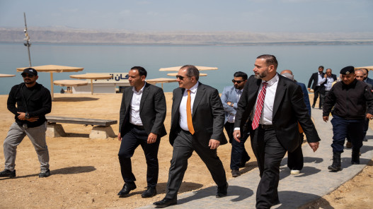 صورة حول : أبو غزالة يتفقد مشاريع البحر الميت التنموية أبو غزالة يتفقد مشاريع البحر الميت التنموية