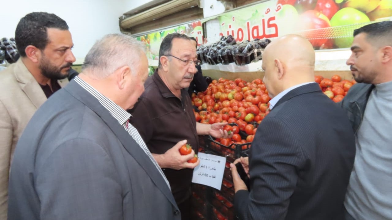 مسؤولون: لا نقص بالمواد الغذائية والأسواق مستقرة