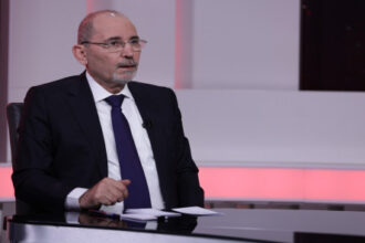 الصفدي ونظيره الياباني يبحثان تطورات المنطقة