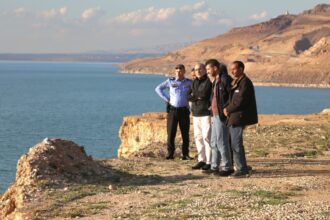 وزير الأشغال يتفقد مشاريع حماية طريق البحر الميت