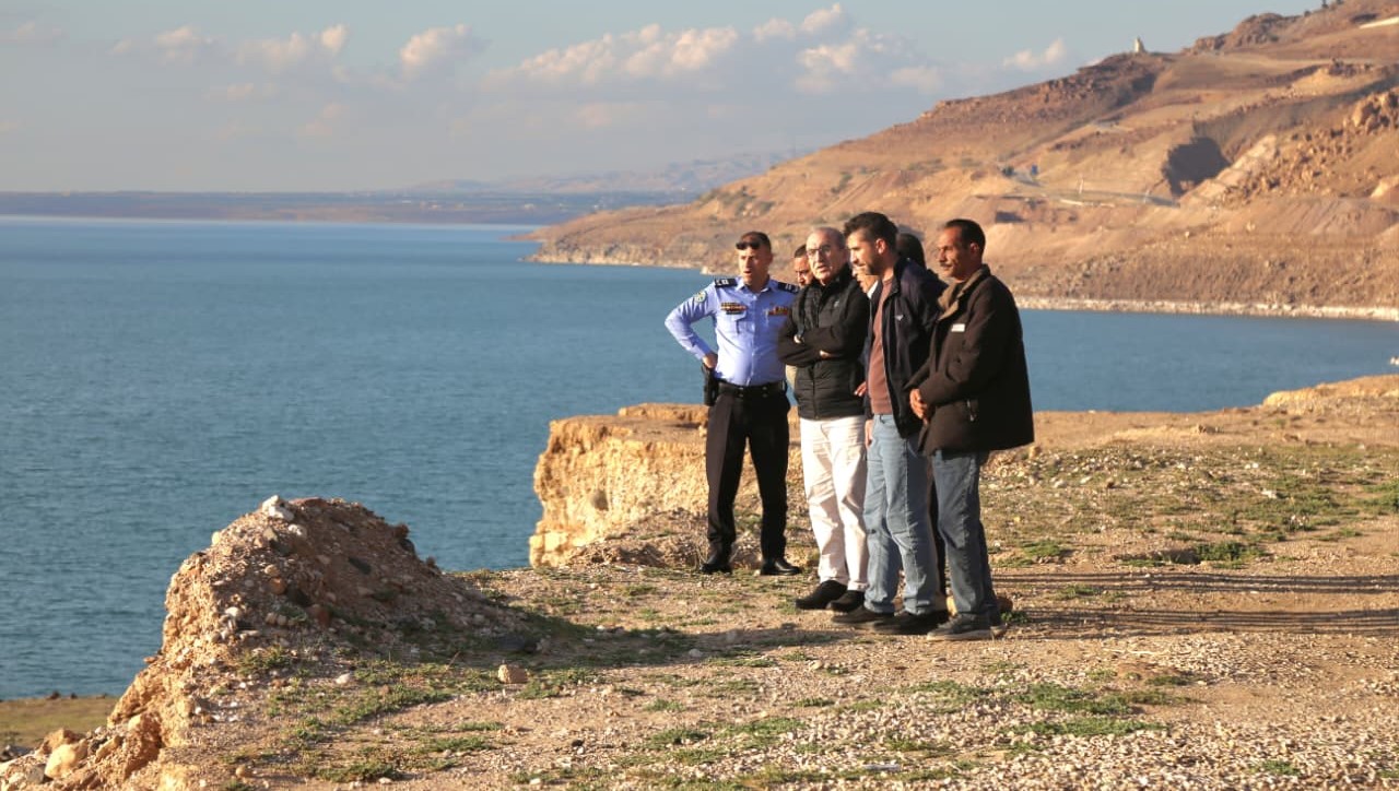 صورة حول : وزير الأشغال يتفقد مشاريع حماية طريق البحر الميت وزير الأشغال يتفقد مشاريع حماية طريق البحر الميت