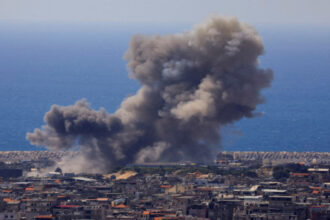 الجيش الإسرائيلي يبدأ ضربات على مواقع بحزب الله