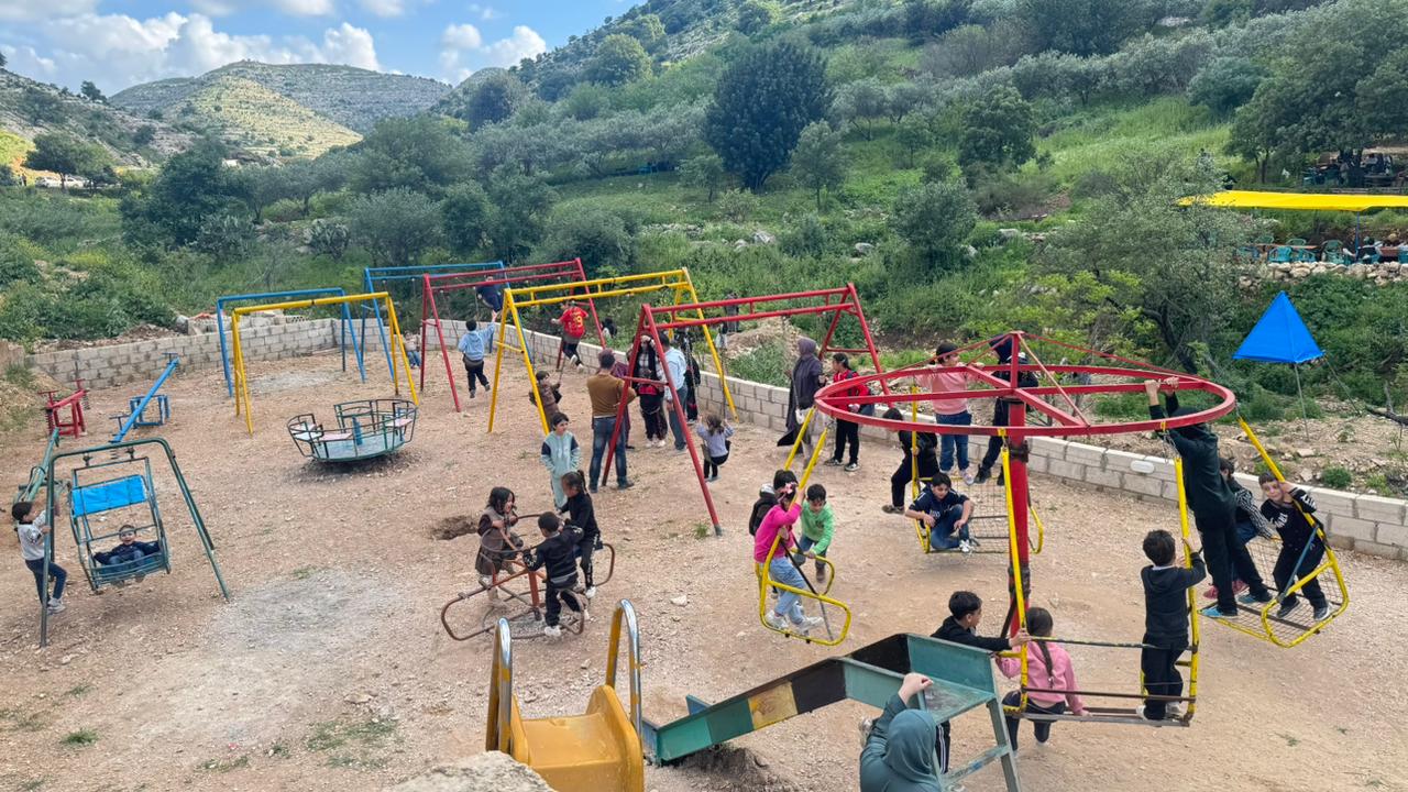 كفرسوم تستقطب الزوار بجمالها الربيعي الطبيعي