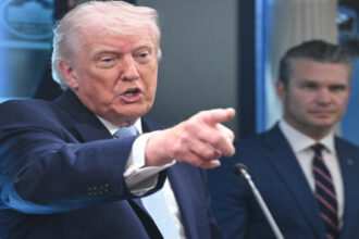 ترامب يهدد إيران بضربات جديدة حال فشل المفاوضات