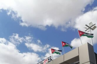 بلدية المفرق ترفع الأعلام احتفالًا بيوم العلم