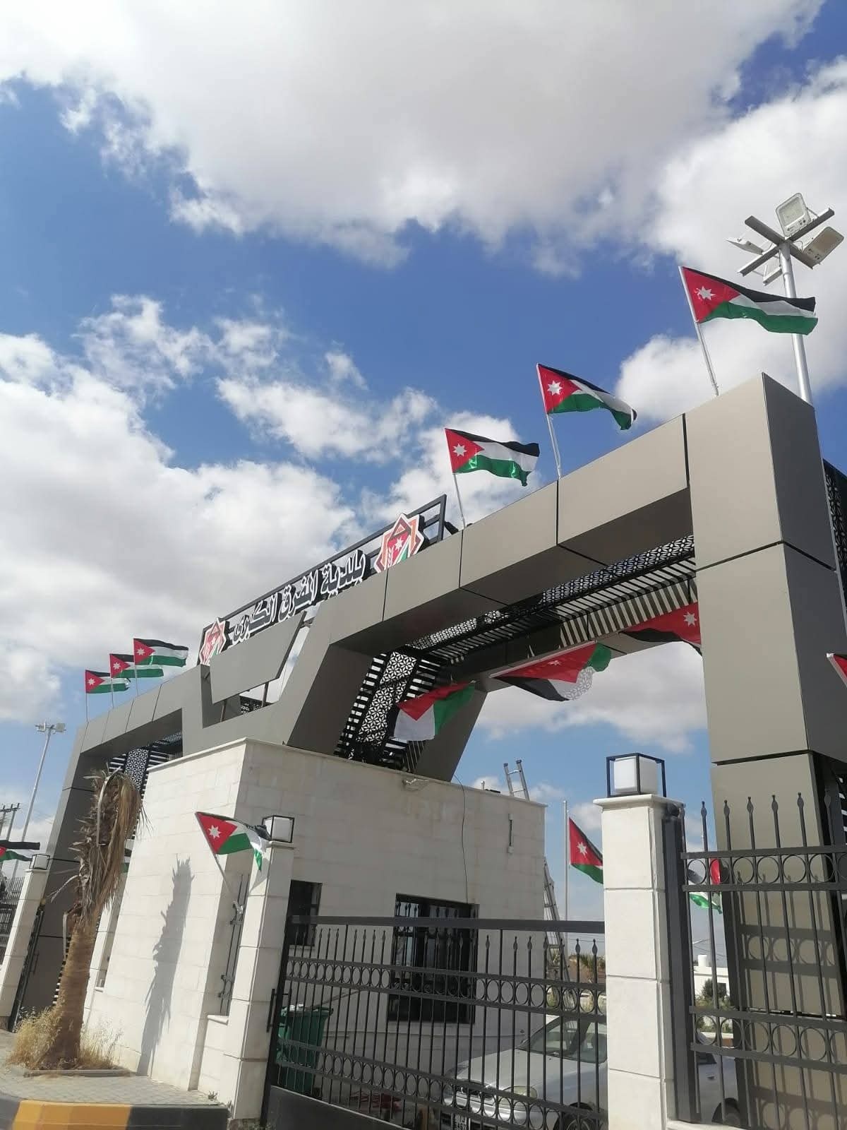 بلدية المفرق ترفع الأعلام احتفالًا بيوم العلم