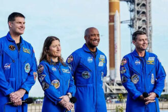 ناسا تعلن نجاح رحلة الدوران حول القمر