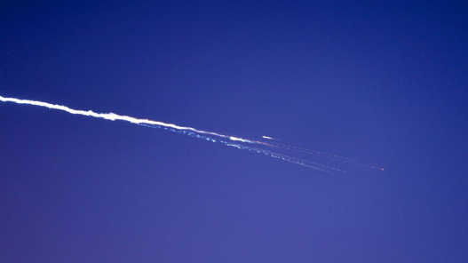 إصابة 25 إسرائيليًا وسقوط شظايا صاروخية بعد قصف إيراني جديد