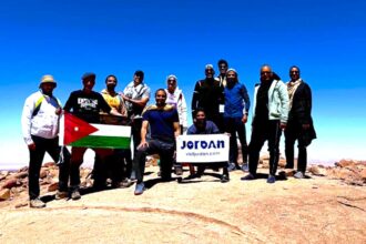 الرحّالة العرجان يتوّج قمة جبل سربال بمصر