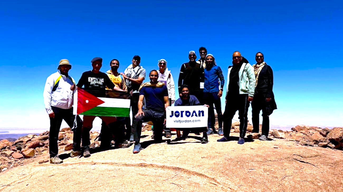 الرحّالة العرجان يتوّج قمة جبل سربال بمصر