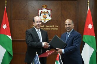 الخارجية توقع اتفاقية مع بنك الأردن